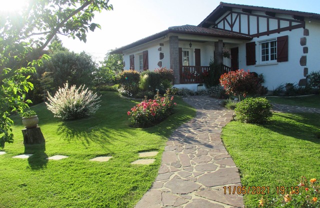 Basque country between sea and mountains, quiet ground floor apartment with garden