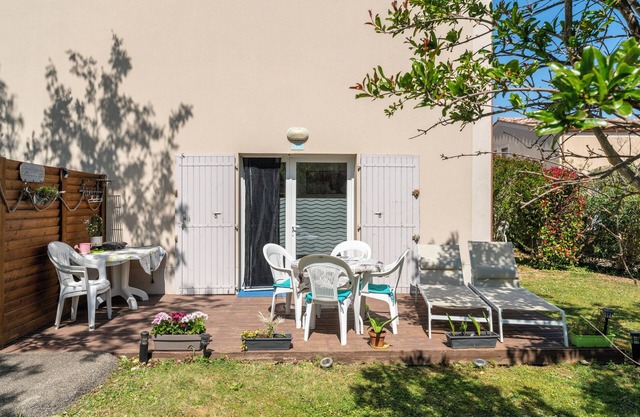 Bastidon at the foot of Ventoux with shared swimming pools and Wi-Fi