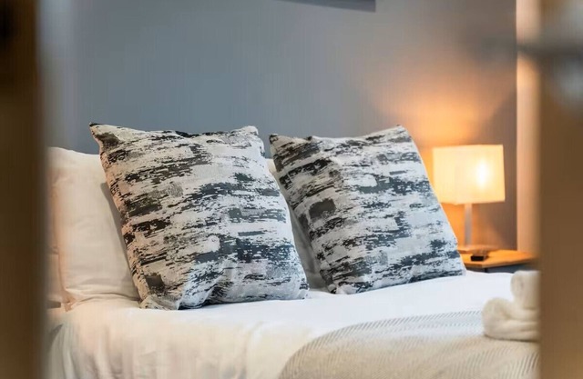 Bath 2-BR Retreat w/Hot Tub & Parking/WiFi Close To City Centre Pet Friendly