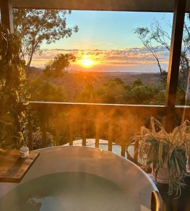 Bathtub With a View at Cockatoo Cabin