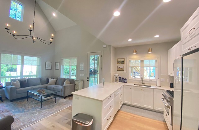 Battlefield Bungalow- Walk to Pickleball & Downtown!