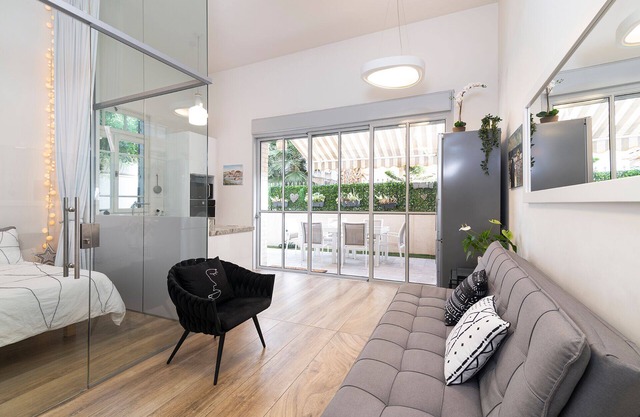 Bauhaus Residence & Garden by Beach - 6 Guests - 5 Stars Hosting ☆