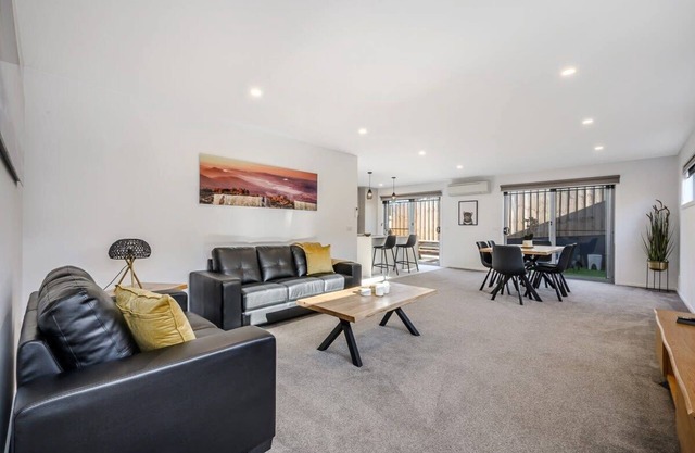 "Bay Abode" New Unit 2 Bed 2 Bath. 15 min to CBD