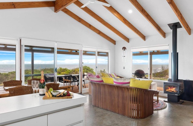 Bay Beach House - Pet friendly, spectacular views, comfortably furnished