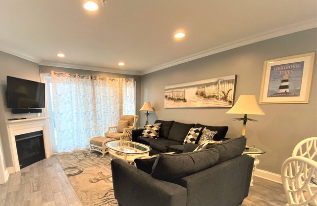 Bay Views, Pet Friendly, 2BR Condo w/amenities Sleeps 6