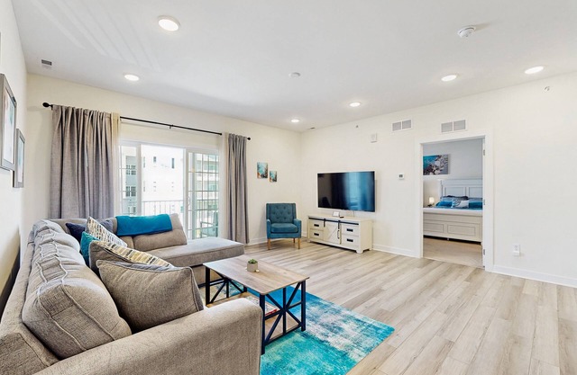 Bayfront Escape | Near Festivals, Holiday Lights & Beaches