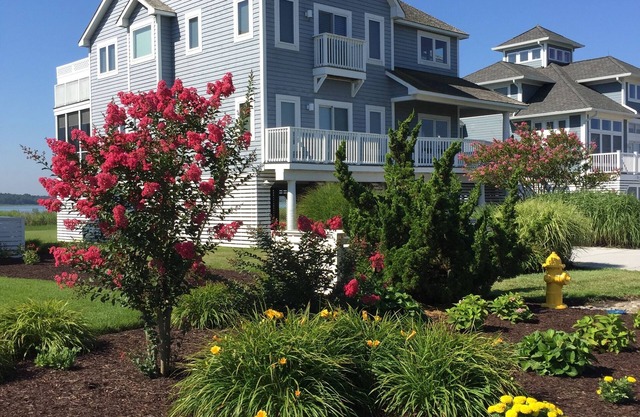 Bayfront location yet 250 steps to ocean. Huge pool; 2 masters; 6 parking spaces