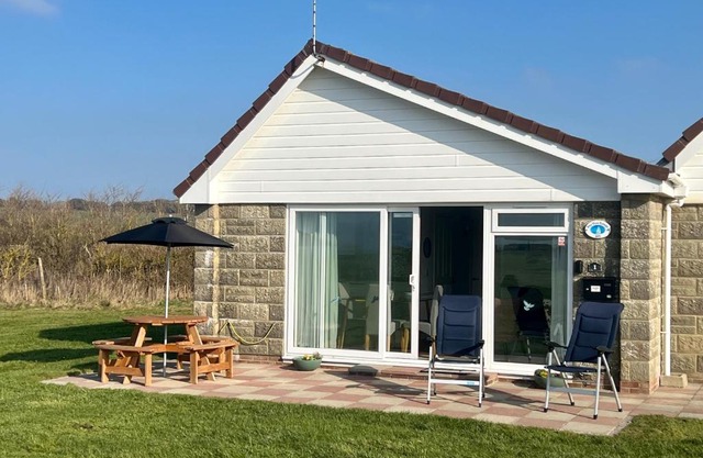 BAYVIEW self-catering coastal bungalow in rural West Wight