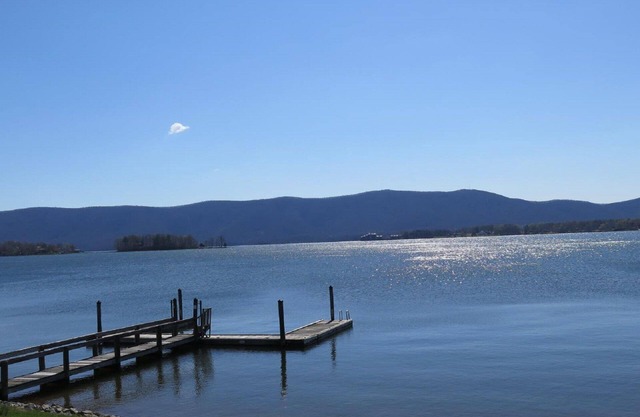 Be Our Guest - Big Lakefront Townhome!