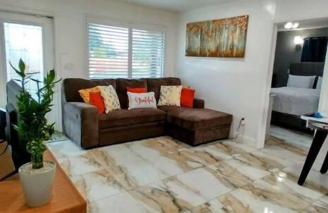 Be Our Guests! Cozy 3/2 w/Oversized Yard Awaits