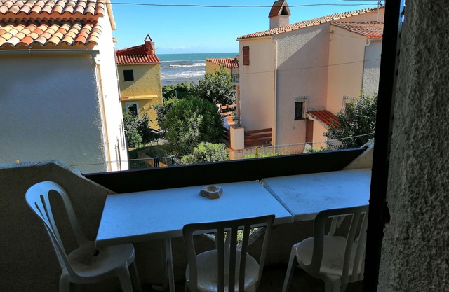 Beach<50m. Equipped balcony. Parking. Wifi, car, bike option. No. of activities