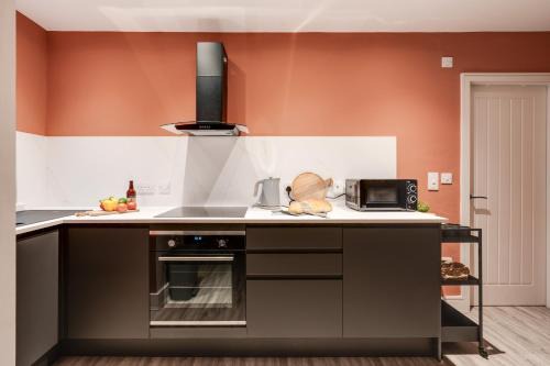 Beach Apartment - 2 Bedrooms Free WiFi Parking