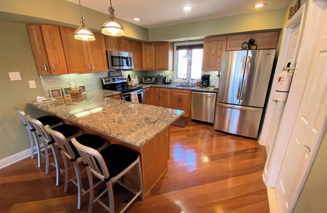 Beach Block condo, 2 bed, 2.5 bath short or long-term rental this offseason.