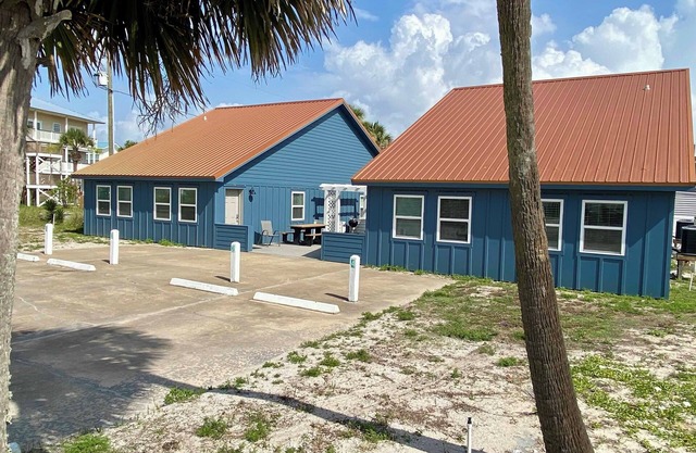 BEACH BUM COTTAGES - STEPS FROM BEACH, INGROUND POOL, PERFECT LOCATION