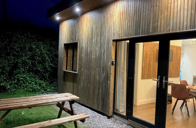 Beach Cabin 4 minutes to Ardnahinch Beach, walking distance to Ballymaloe School