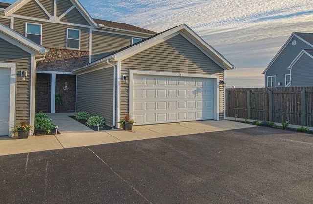 Beach Club Escape - Unit 301: 3 bed/2 bath Lakeside Condo w/HOT TUB!