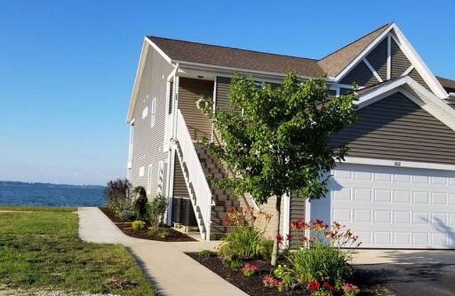 Beach Club Escape - Unit 304: 3 bed/2 bath Lakeside Condo!