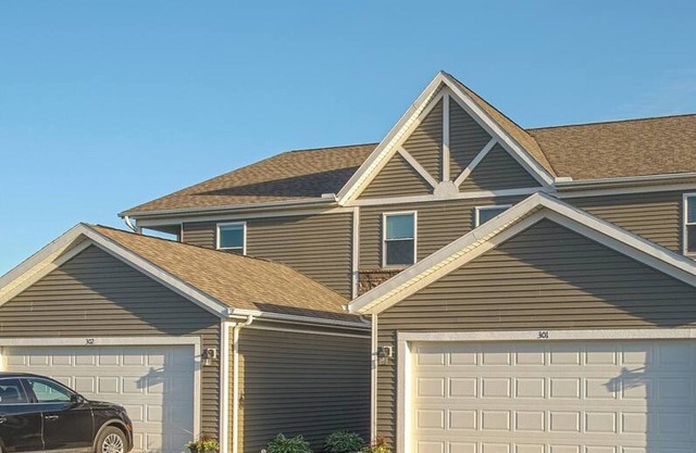 Beach Club Escape - Unit 302: 3 bed/2 bath Lakeside Condo!