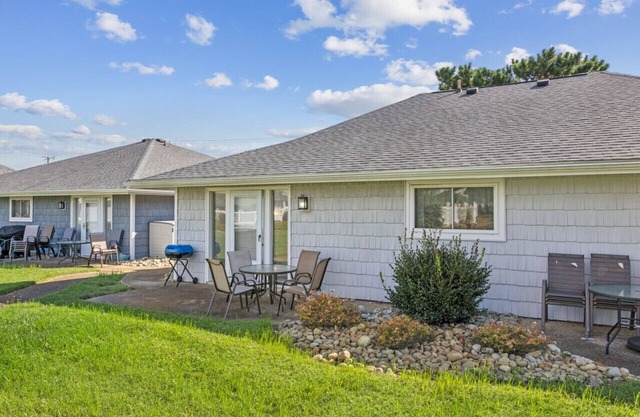 Beach Condo w/Pool & Walkable to Beach
