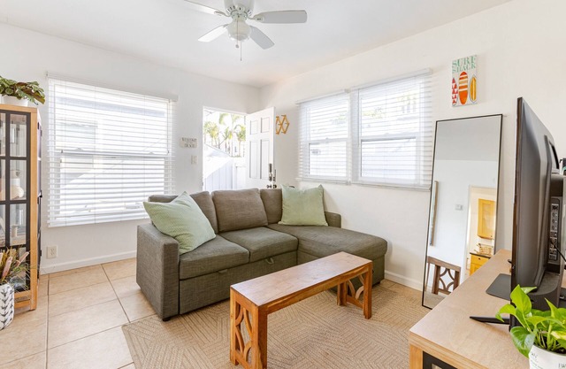 Beach cottage with a retro vibe. Walk to The Beach. Garage Parking.