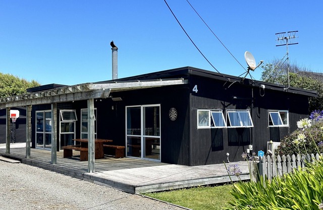 Beach Dreams, Linens Included: Modernised 3BR, Foxton Beach Haven - Fast WiFi!
