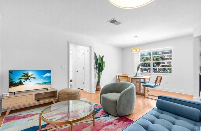 Beach Escape 2BR on Lido Key w/Free Parking and steps to St Armands Circle