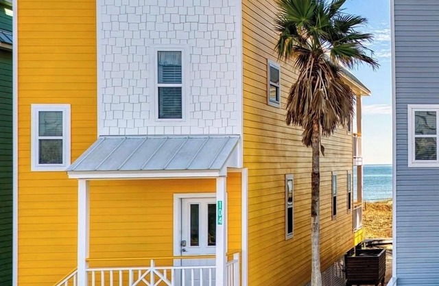 Beach Front Sleeps 10 Walking distance to everything