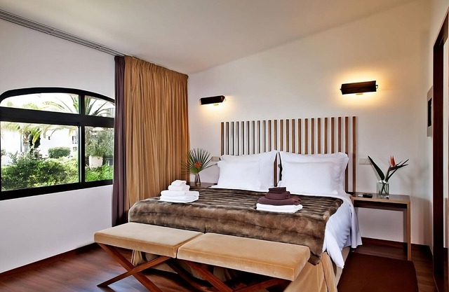 Beach Getaway! Outdoor Swimming Pool, Free Parking, Minutes' to Arrifes Beach!