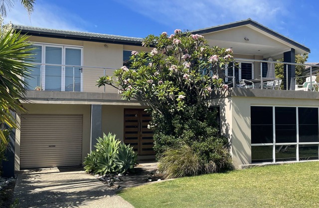 Beach House@Caves Beach