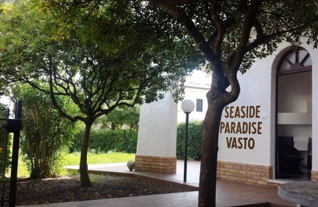 Beach house with large garden (Seaside Paradise Vasto)