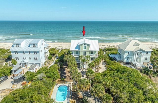 BEACH PEACH 4 BR Beautiful home located BEACHFRONT w/private pool in The Plantation