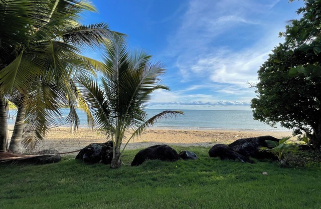 Beach, Pool, King Bed 1st Floor Spacious Apartment in Naguabo