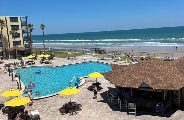 Beach Side 1-bdrm, AC, Wifi, kitchenette, balcony, direct ocean view.