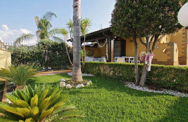 BEACH side villa for a SEA holiday near Cefalù, 2 bedrooms, Wi-Fi, A/C & Garden