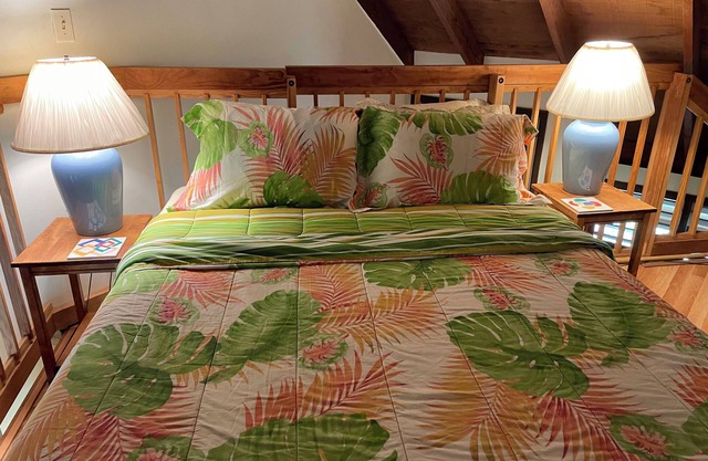 Beach view and easy beach access. Lovely Hawaiian- style loft condo with WiFi