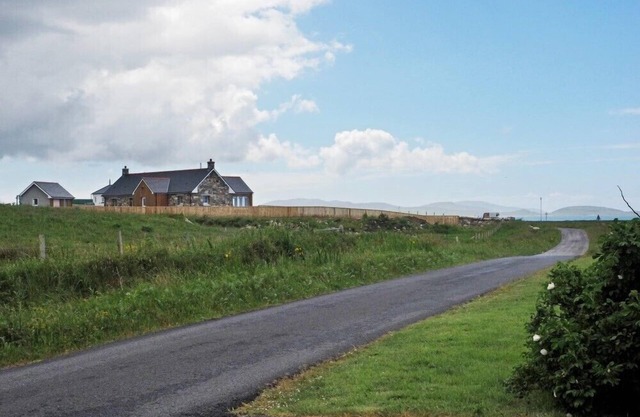 BEACH VIEW COTTAGE, pet friendly in Daliburgh, Isle Of South Uist