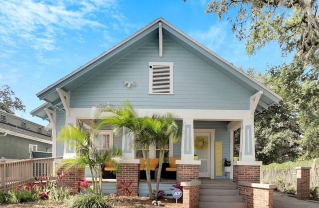 Beaches, Downtown, Breweries, Trail, Gameroom, Bikes, Kayaks & Fully Renovated!