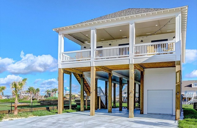 Beaches&Dreams - HOT TUB - 5 Min Walk to Beach - Sleep 14