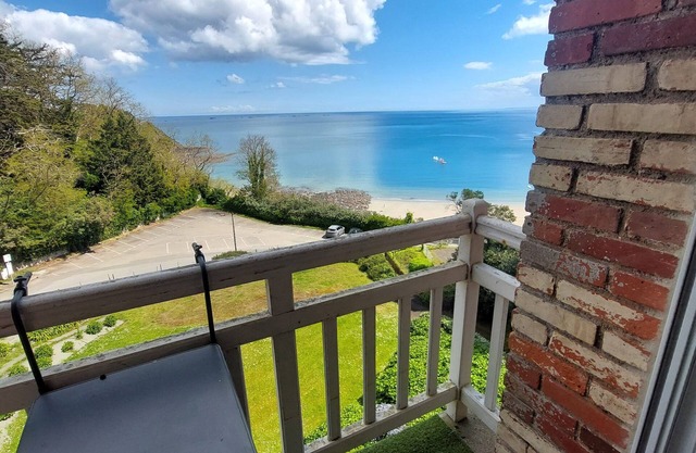 Beachfront apartment with full sea view