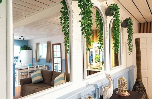 Beachfront apartment with pool, 2 minutes walk to Indian Ocean. Sleeps 7.