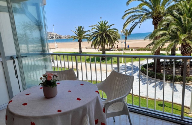 Beachfront apartment 40 k. from Valencia, services all year round,
