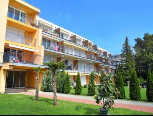Beachfront Apartment with garden in Csopak