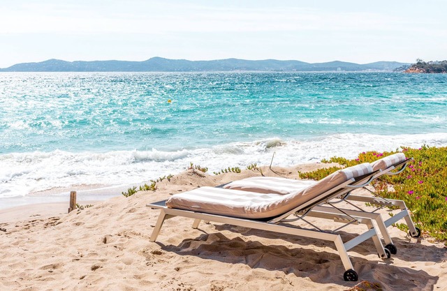 Beachfront beach villa with sand terrace air conditioning