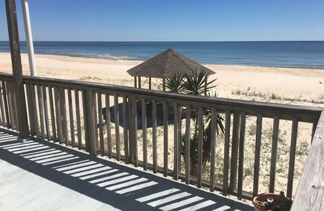 Beachfront condo! Beautiful views! Pet friendly. Saturday to Saturday only