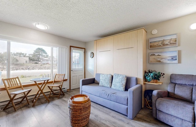 Beachfront dog-friendly studio w/amazing Proposal Rock view - steps to the sand
