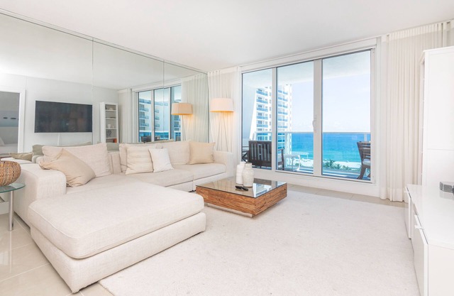 Beachfront Escape l 2BR l Balcony & Ocean View
