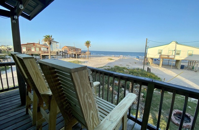 Beachfront fun! - Amazing location with beach views, mid week discounts !