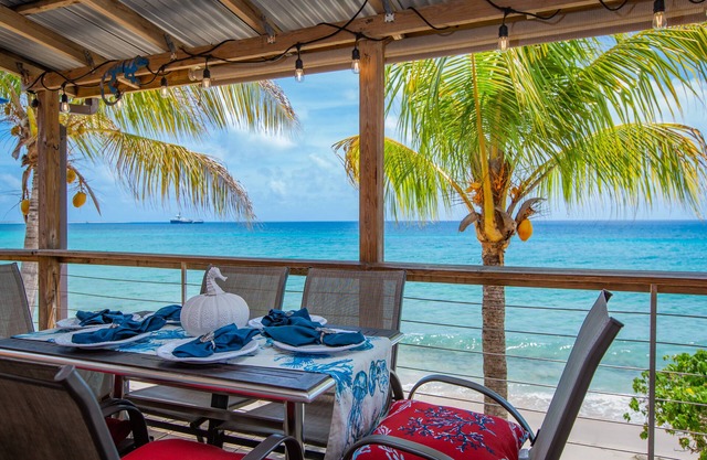 Beachfront Home with Large Deck. Walk to Restaurants. Near Downtown.