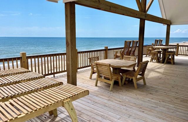 BEACHFRONT-HOTTUB- 5br-4ba, amazing deck, grill & chill, hoops, kids’ loft, pets