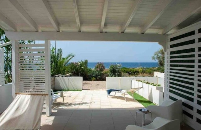 Beachfront cottage 4/5 beds parking space